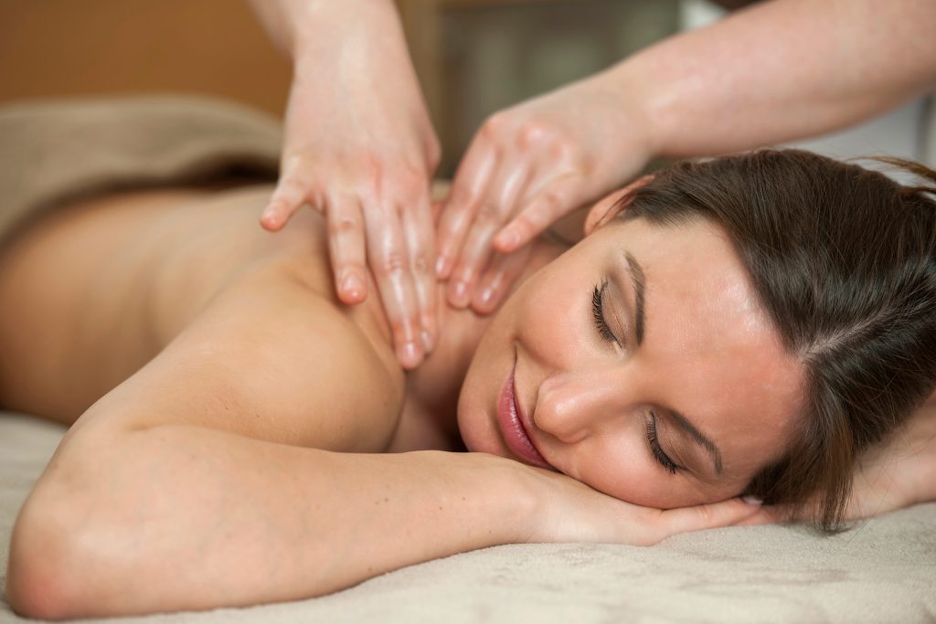 Frau entspannt bei Massage innerhalb des Kneipp-Konzepts in Bad Clevers Gesundheitsresort & Spa