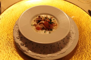 Wibke ist nicht nur von dem guten Essen, sondern auch von den Teller und Platten, auf denen es serviert wird, begeistert.