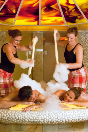 Dampfbad mit Wohlfühl-Nebel Winter Wellnesshotel Wellness Sauna Bäder