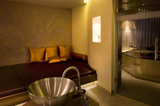 Dampfbad mit Wohlfühl-Nebel Winter Wellnesshotel Wellness Sauna Bäder