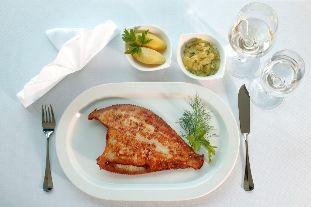 Warnemünder Scholle mit Schmorgurken-Gemüse | Rezept Rezepte Ostsee Küche Kräuter Gemüse
