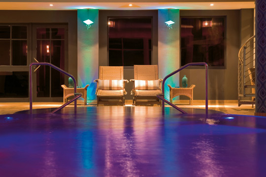 Wohlfühlen mit allen Sinnen: Licht, Duft und Musik im Wellness-Bereich Wellnesshotel Wellness Auszeit
