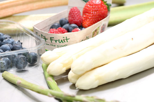 Spargelstrudel mit Rhabarber & Erdbeeren Rezepte Rezept Frühling