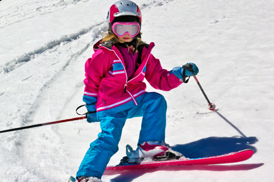 Kind im Schnee auf Skiern Familien- und Wellnesshotel Sonnenpark