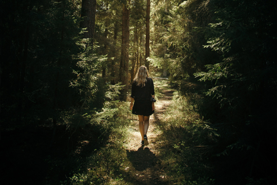 Wald-Zeit im Wellnessurlaub Wellnessurlaub Entschleunigung Auszeit Achtsamkeit
