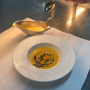 Rezept: Cremesuppe vom Hokkaido mit Ingwer und steirischen Kernöl Strandhotel Georgshöhe Rezept Kürbis Joana Cremesuppe