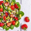 Frühlingsfrischer Spinat-Erdbeer-Salat mit Avocado und Pinienkernen