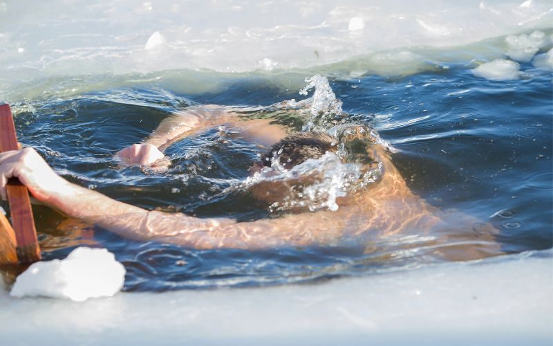 Kryotherapie kann zum Beispiel durch Eisbaden erfolgen.