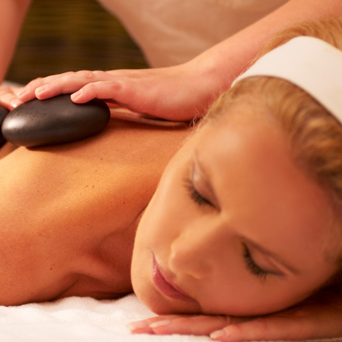 Hot-Stone-Massagen sind beliebte bei den Wellness-Hotels & Resorts