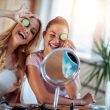 junge Frauen im Home Spa machen diy vegane Geschichtsmasken