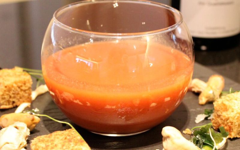 Paprika-Tomaten-Suppe mit französischer Rouille und Brot