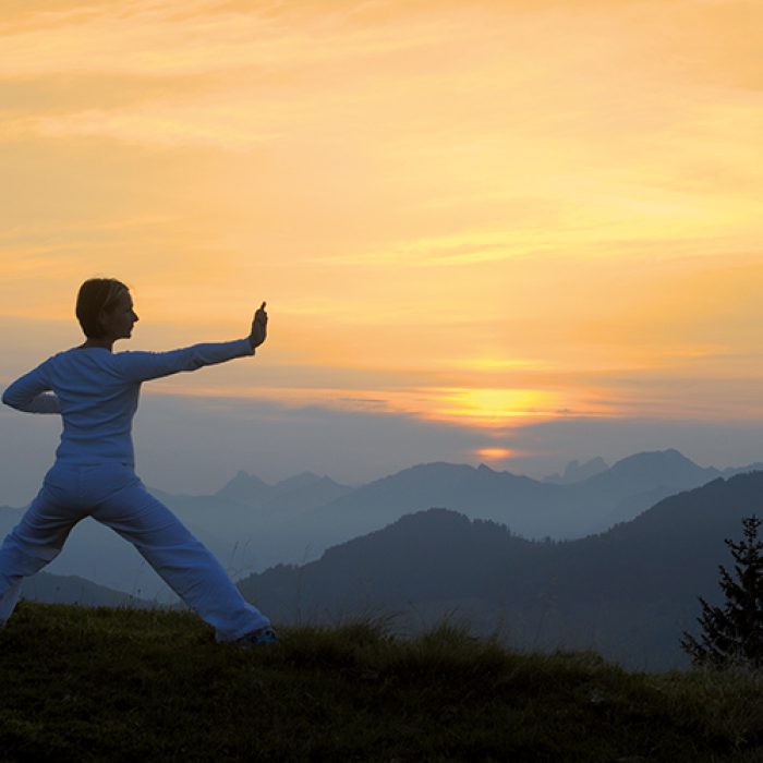 Yoga vor Bergkulisse