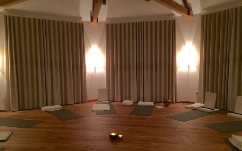 Yoga-und-Meditation-Raum-768x515